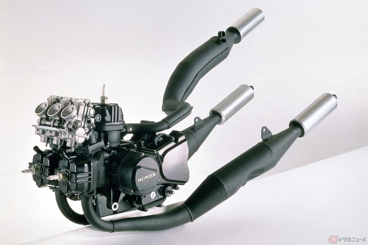 ホンダ「MVX250F」(1983年)の2ストロークV型3気筒エンジン。シリンダーのレイアウトは「前(下)2気筒:後(上)1気筒」