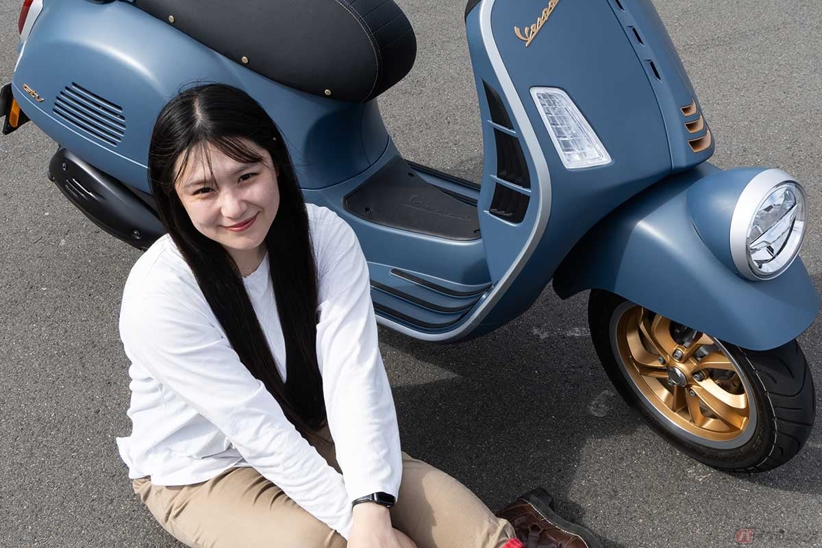 ベスパ「GTV 300 Officina 8」と、バイク女子の高梨はづきさん