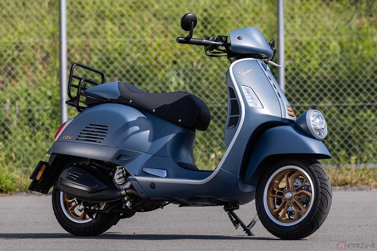 高梨はづきさんが試乗した、ベスパ「GTV 300 Officina 8」