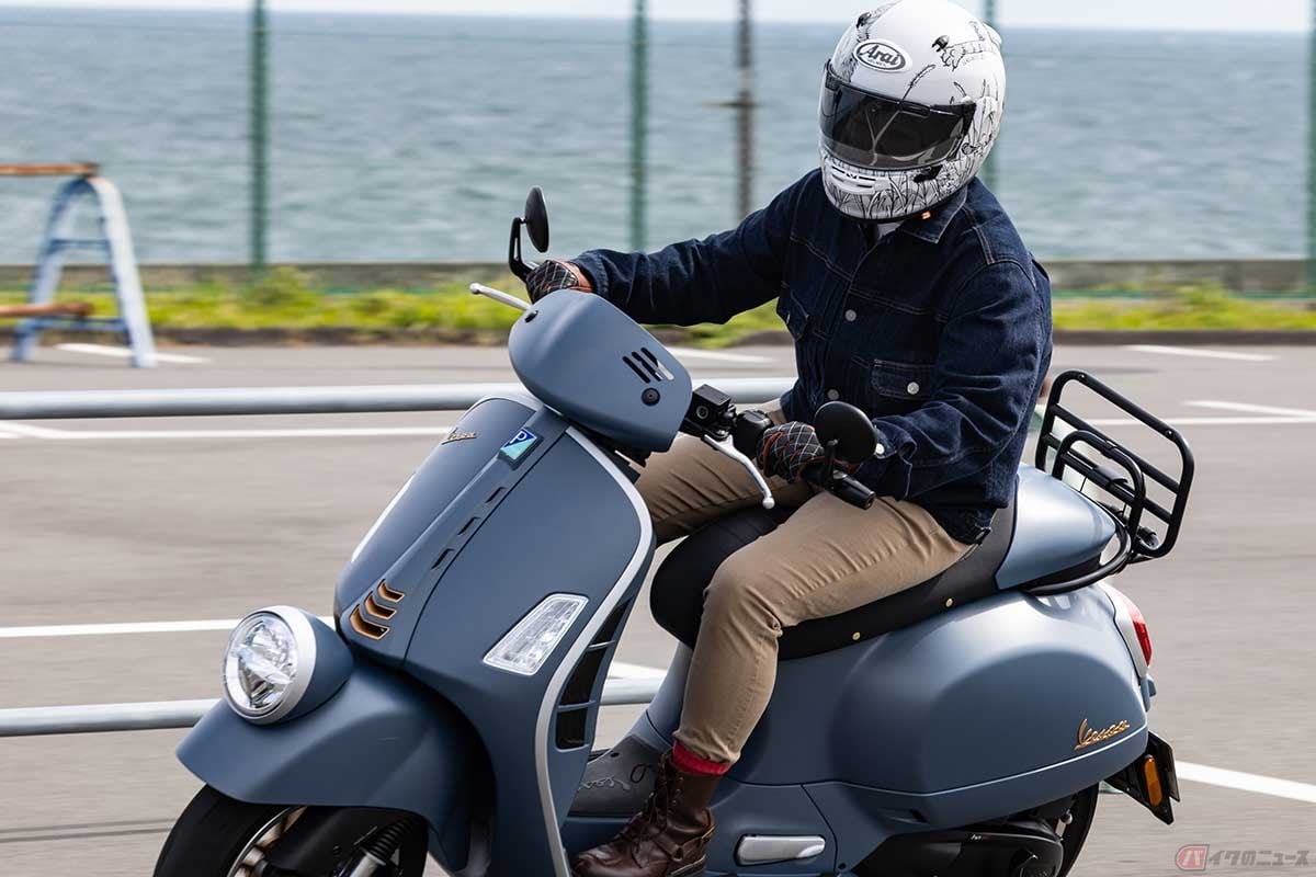 ベスパ「GTV 300 Officina 8」に試乗する、バイク女子の高梨はづきさん