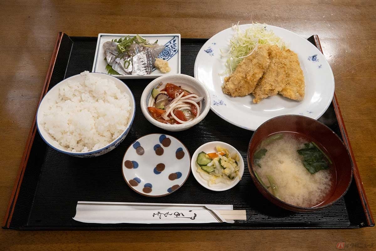「港のごはんやさん」の「真アジフライと真アジ刺身定食」。ちょっと贅沢な朝ごはん