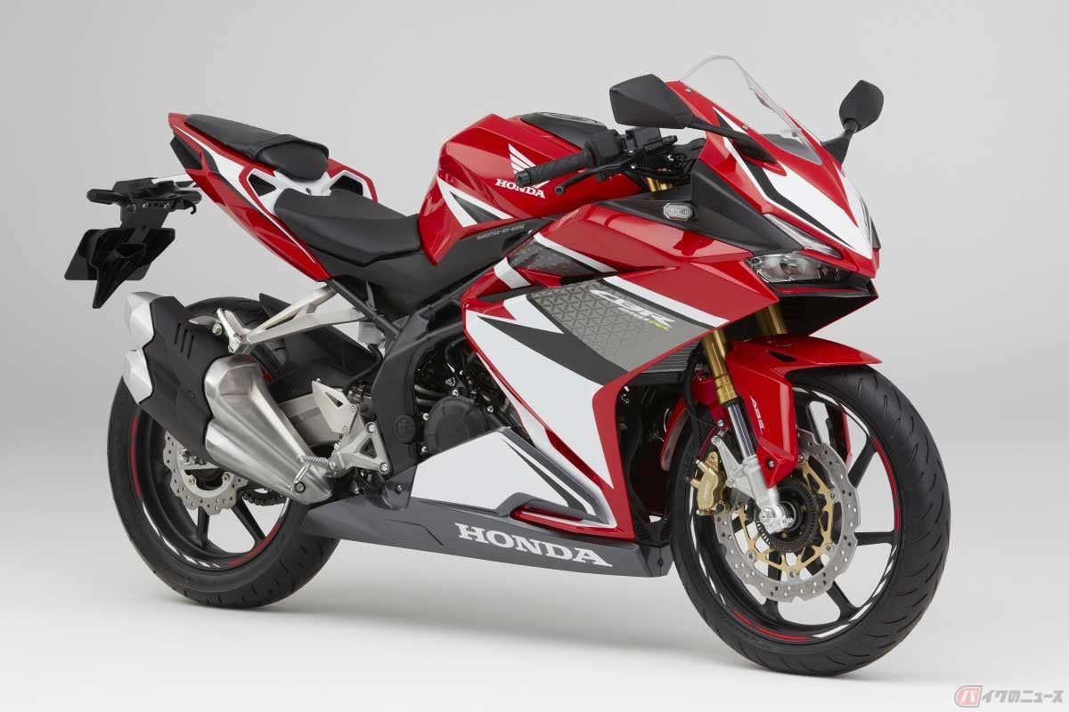 ホンダ「CBR250RR」(2017年~)も、スーパースポーツ車だがシングルディスク装備。21世紀以降に登場した250クラスは、車両のカテゴリーに関わらずシングルディスクが主流