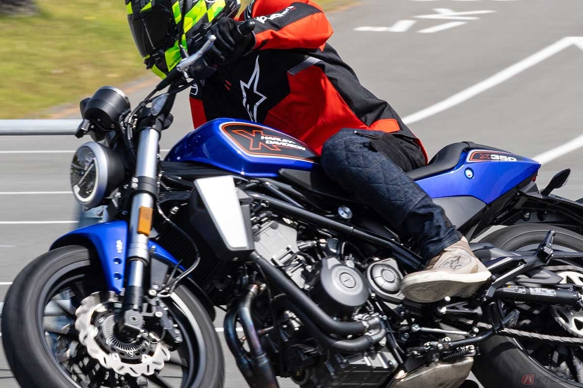 ハーレーダビッドソン「X350」(2026年モデル)に試乗する筆者(青木タカオ)