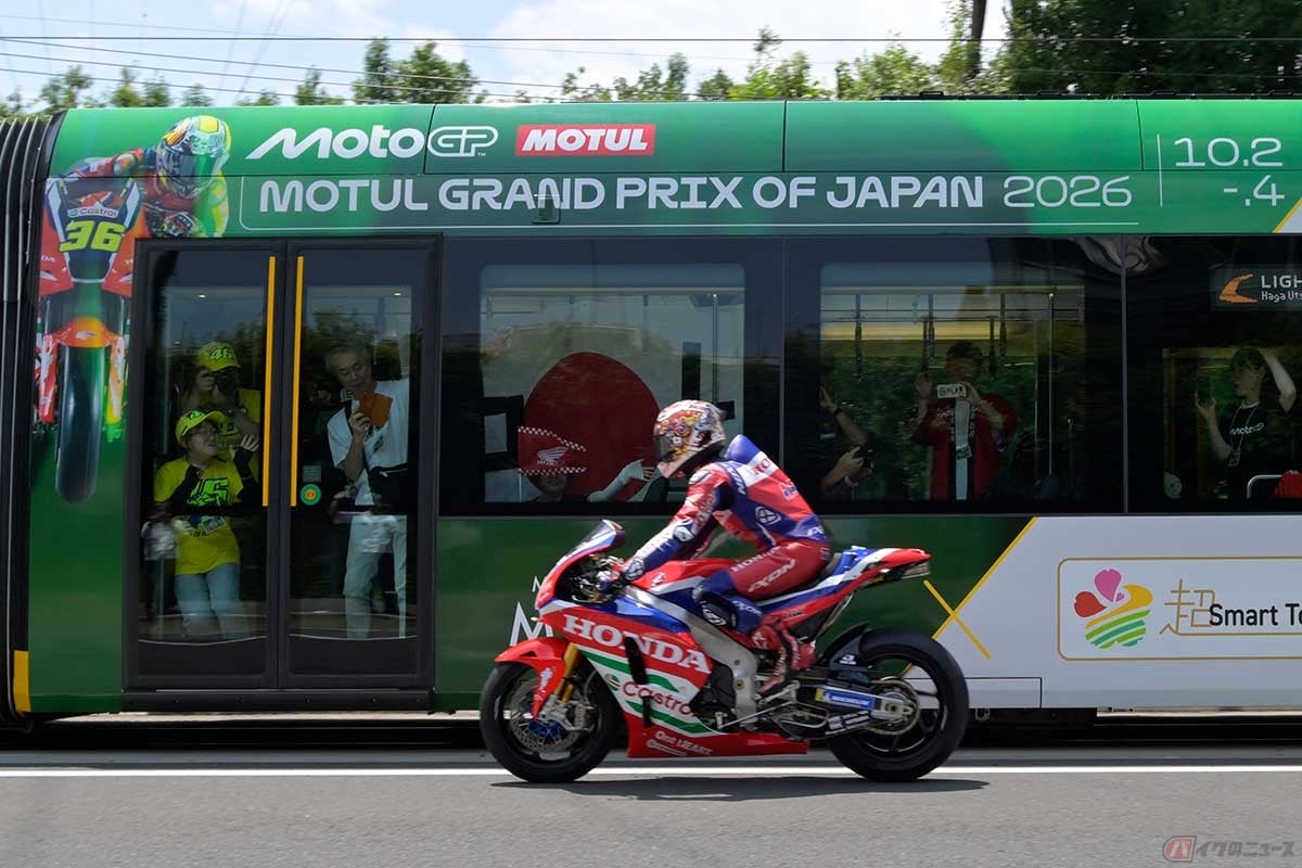 MotoGP第16戦日本グランプリにワイルドカード参戦する中上貴晶選手が、会場へのアクセスに便利な「宇都宮LRT」利用プロモーションイベントに登場。宇都宮LRTを追い越す中上選手に、車内のファンも興奮の様子