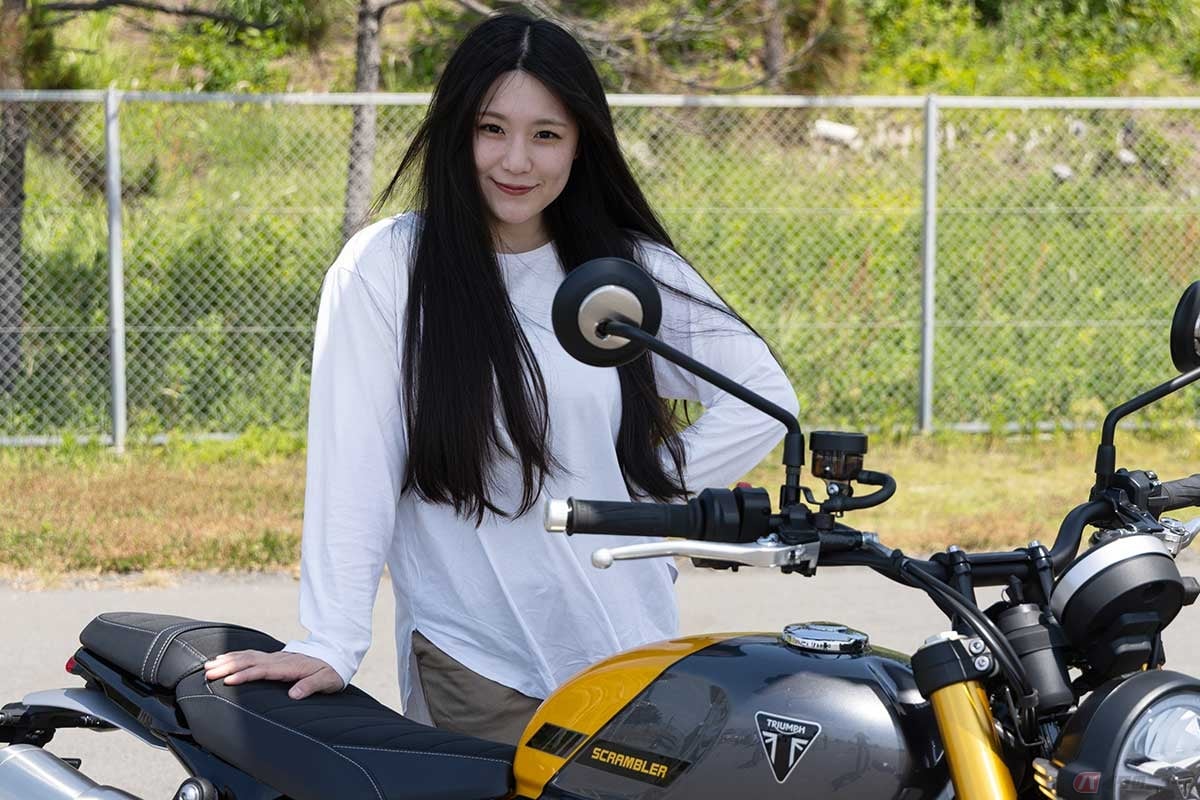 トライアンフ「Scrambler 900」(2026年モデル)と、バイク女子の高梨はづきさん