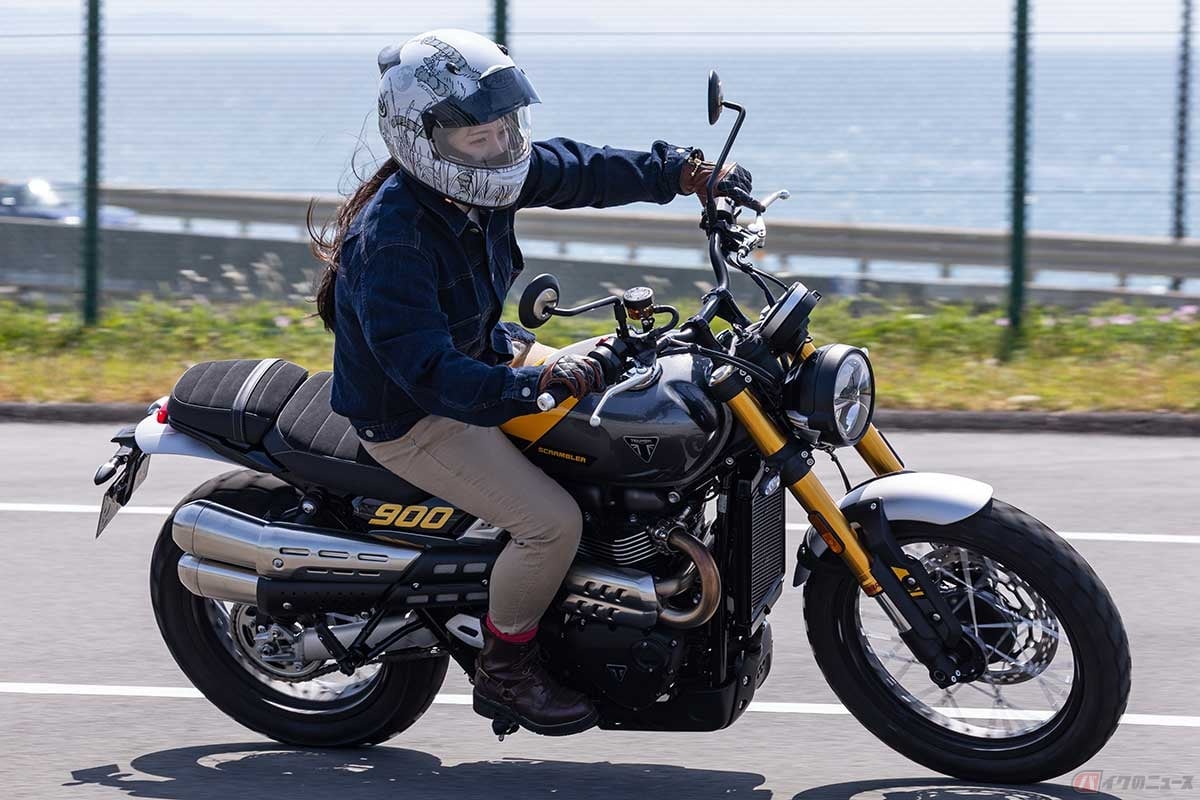 トライアンフ「Scrambler 900」（2026年モデル）に試乗する、バイク女子の高梨はづきさん
