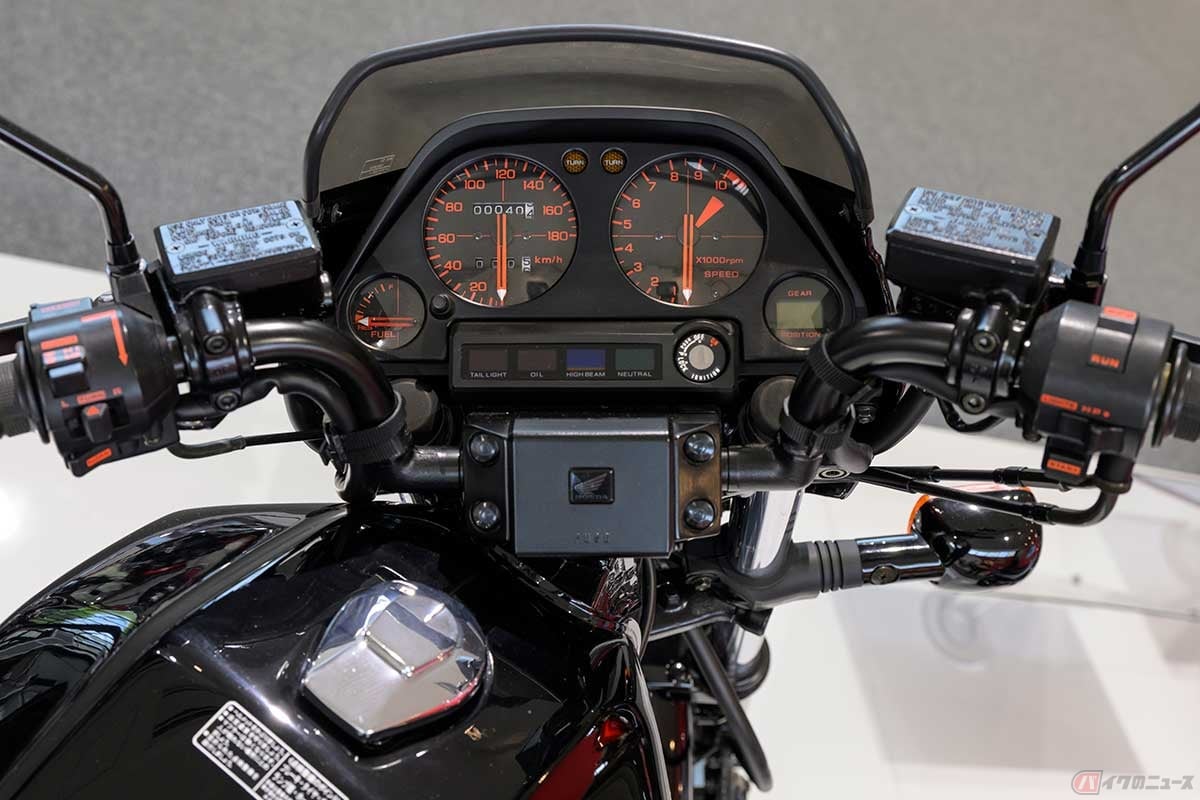 当時のホンダのトレンドでメーター周りはブラックアウトに赤文字。ハンドル形状も個性的