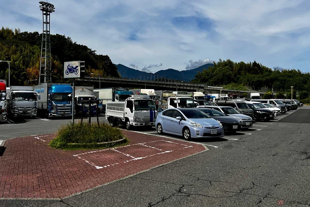 「中井PA」（下り）には複数カ所に2輪専用の駐車スペースが設けられ、バイクでも利用しやすい
