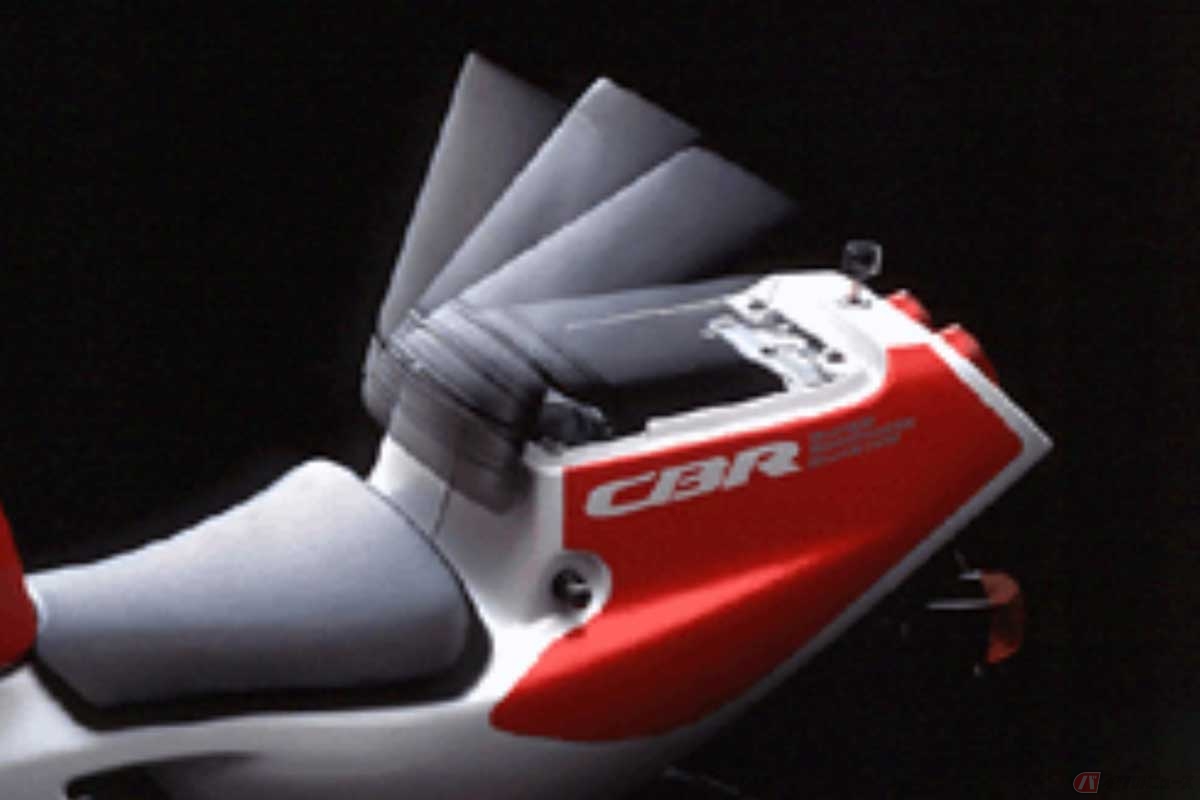 ヒンジで開くホンダ「CBR250RR」（1990年）のタンデムシート