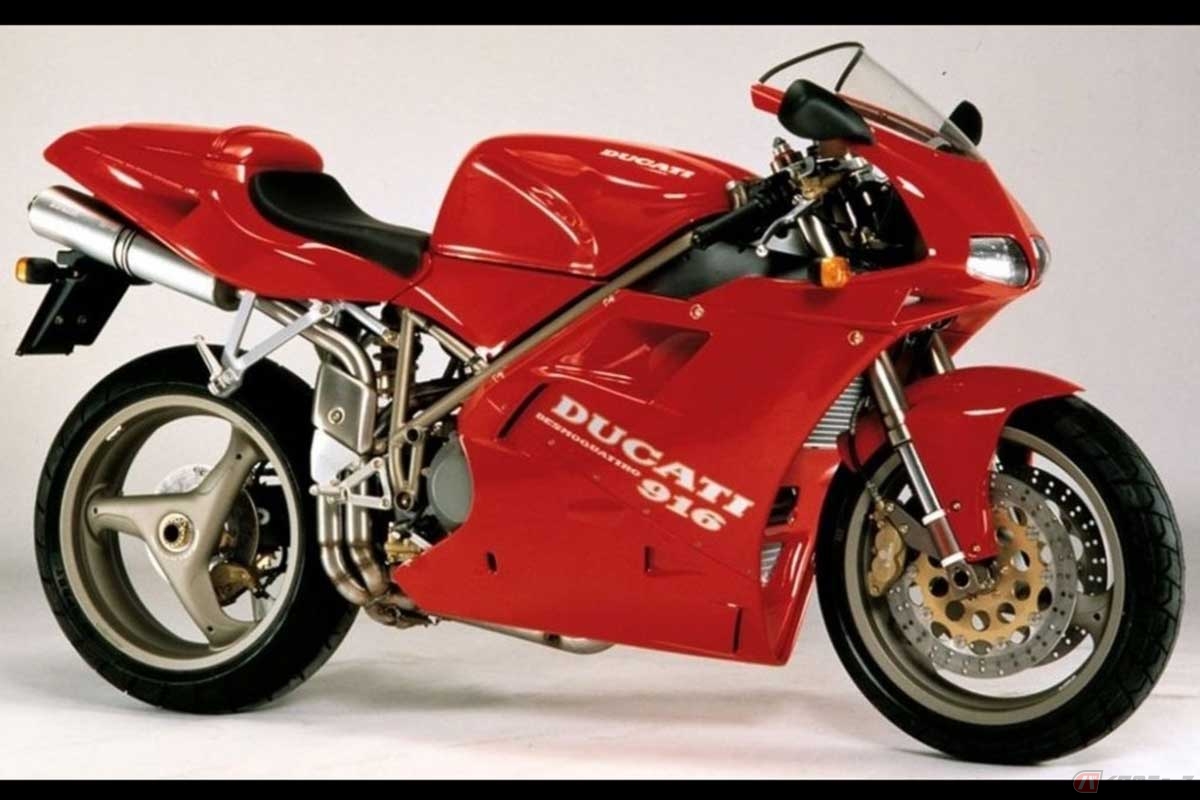 ドゥカティ「916 Biposto」（1996年）は、スタイルに似つかわしくないタンデムシート＆タンデムステップを装備