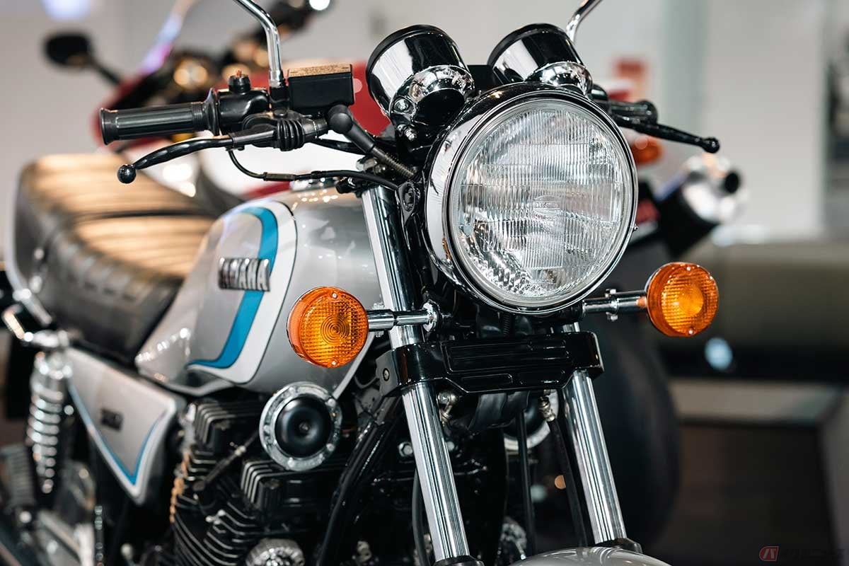 1981年に登場したヤマハ「XJ750E」は、排気量750ccクラスの「軽量、コンパクト、高性能」を追求した並列4気筒エンジンを搭載