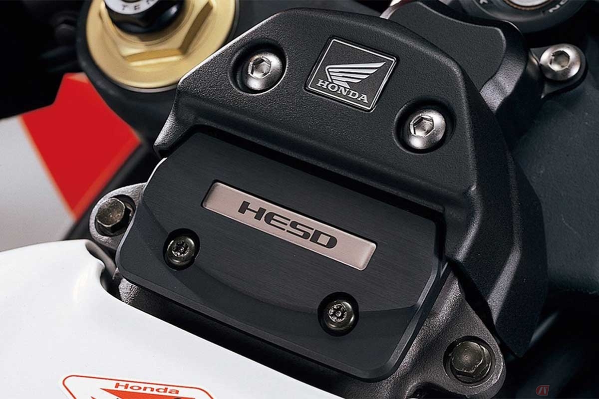 ホンダ「CBR1000RR」（2004年）の電子制御式ステアリングダンパー「HESD」