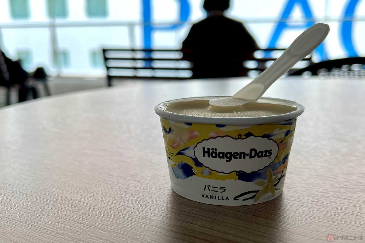 無料休憩所にて。巨大客船がいない時は眺望の良い場所