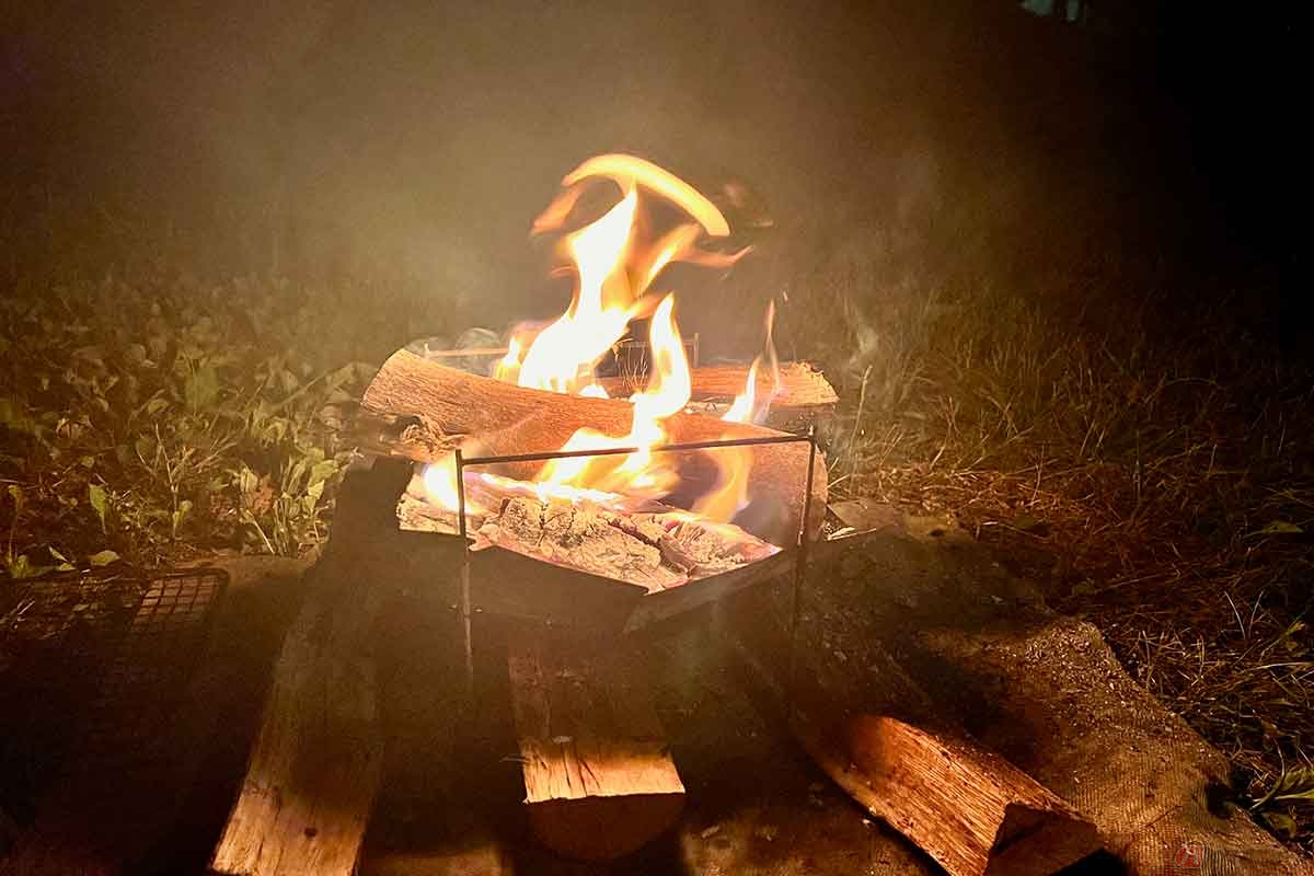 夏の夜も楽しみたい焚き火。煙で虫が遠ざかるように感じることはあるが……