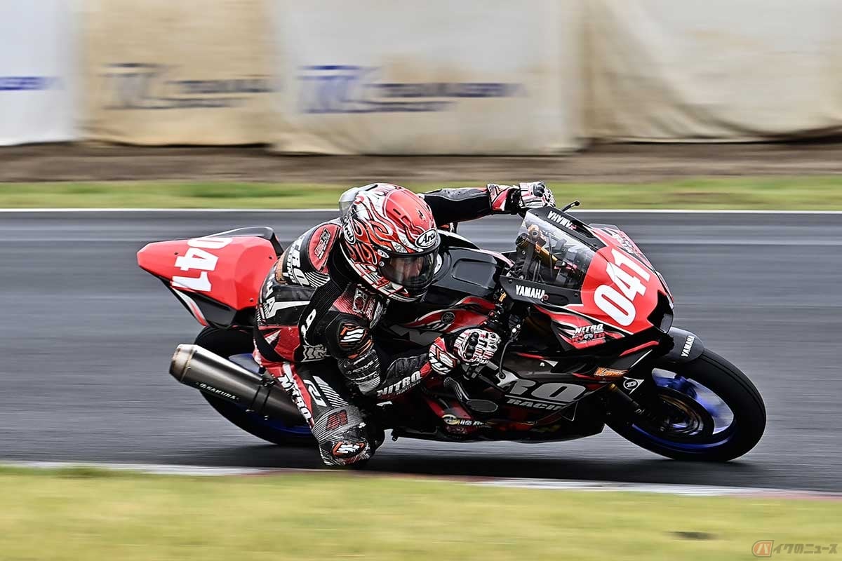 第1回目となる「SDGマスターズ50」の模様。ヤマハ「YZF-R3」で参戦する芳賀選手