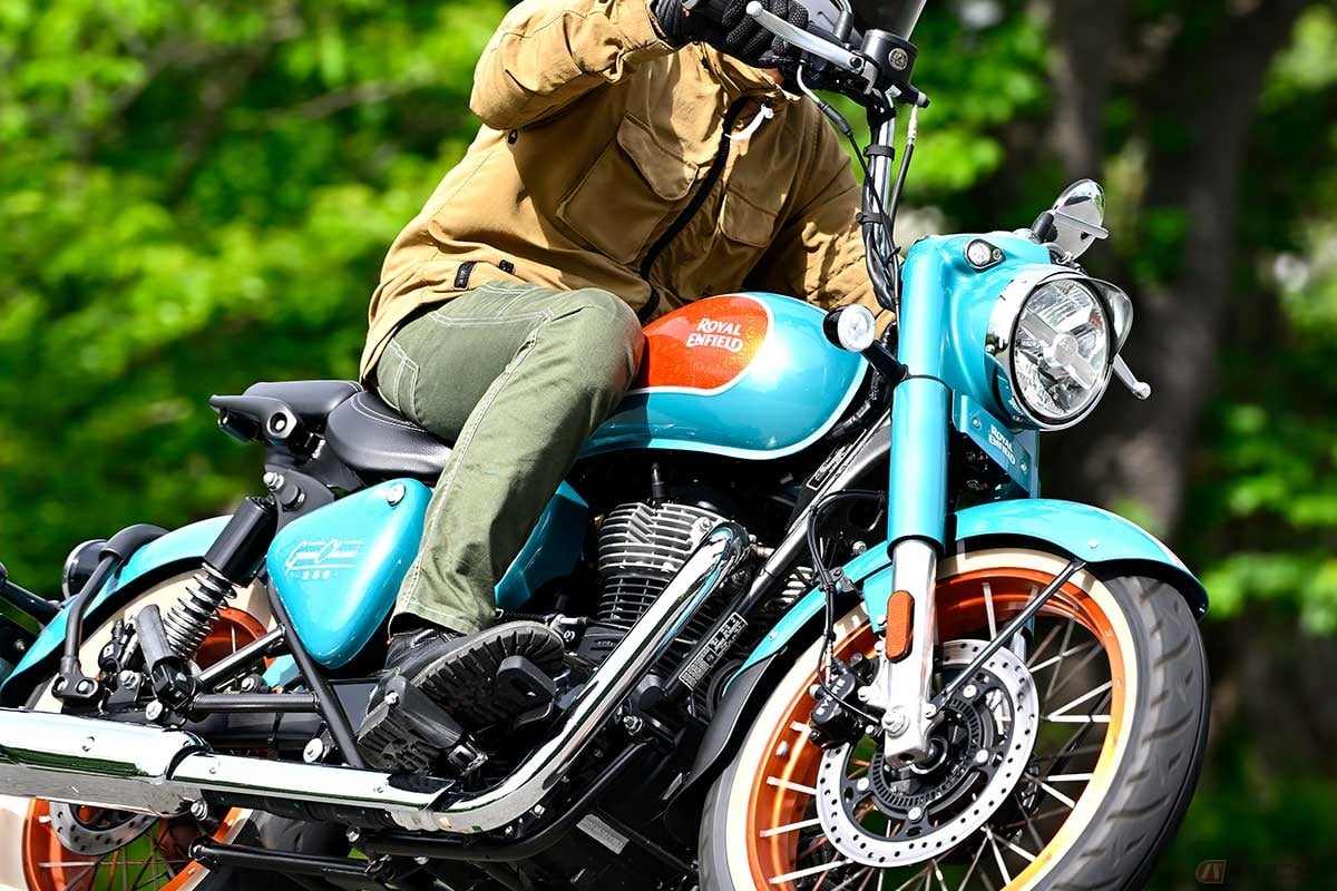 ロイヤルエンフィールド「GOAN CLASSIC 350」(2026年モデル)に試乗する筆者(中村友彦)