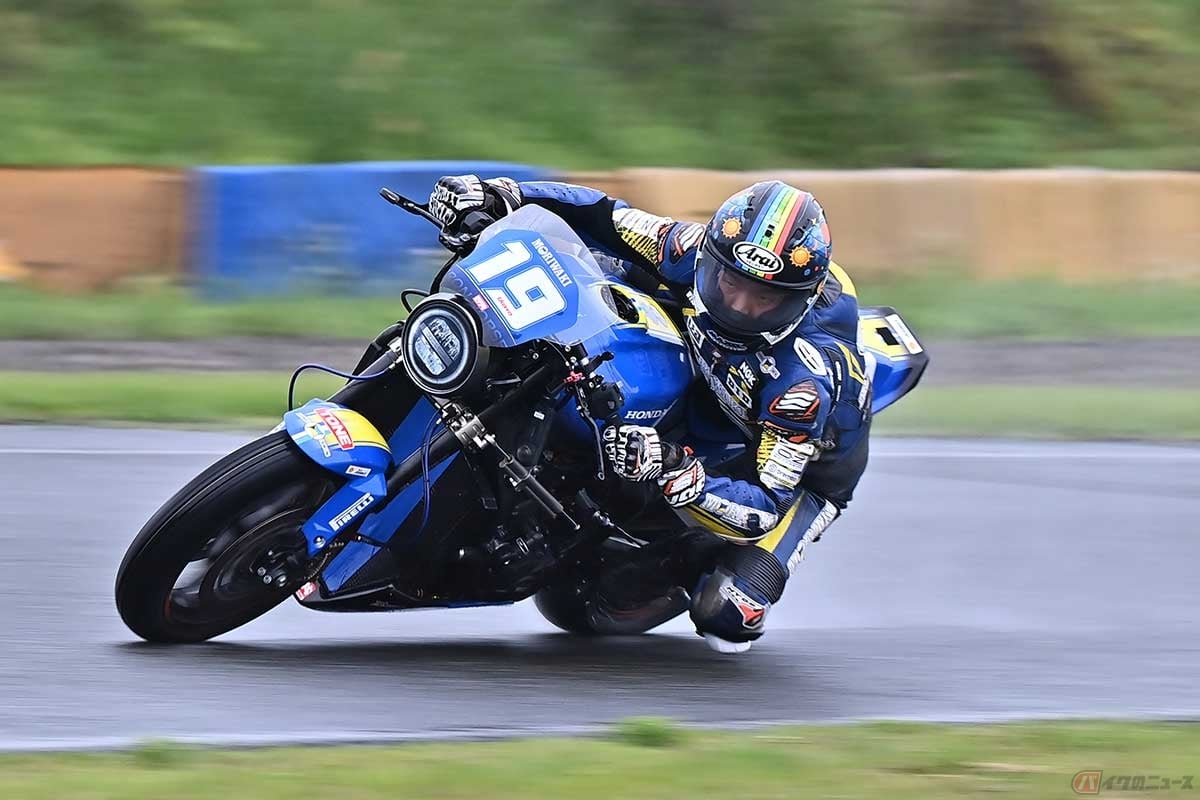 「2026 鉄馬 with TSK 合戦の日」で、モリワキの「CB1000F」(#19)を駆る堀絢人選手。初のリッターバイクで初のレインコンディションを走った