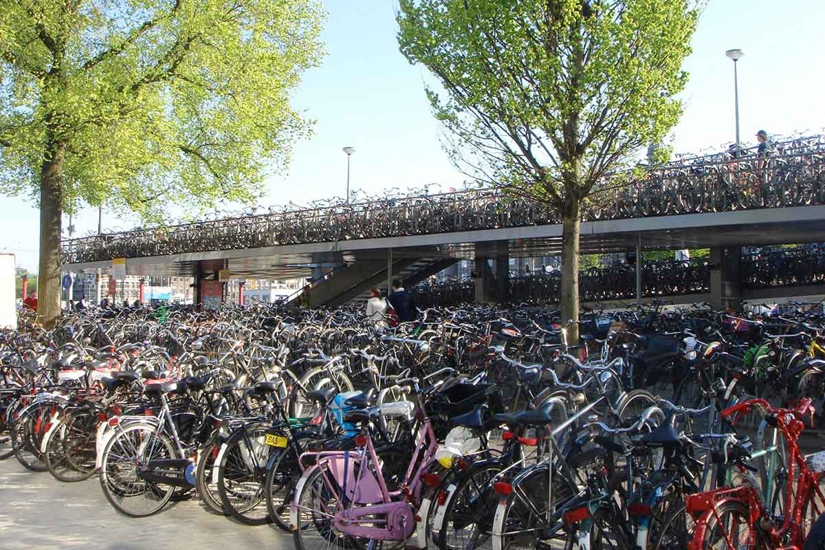 オランダ「アムステルダム中央駅」の駐輪場