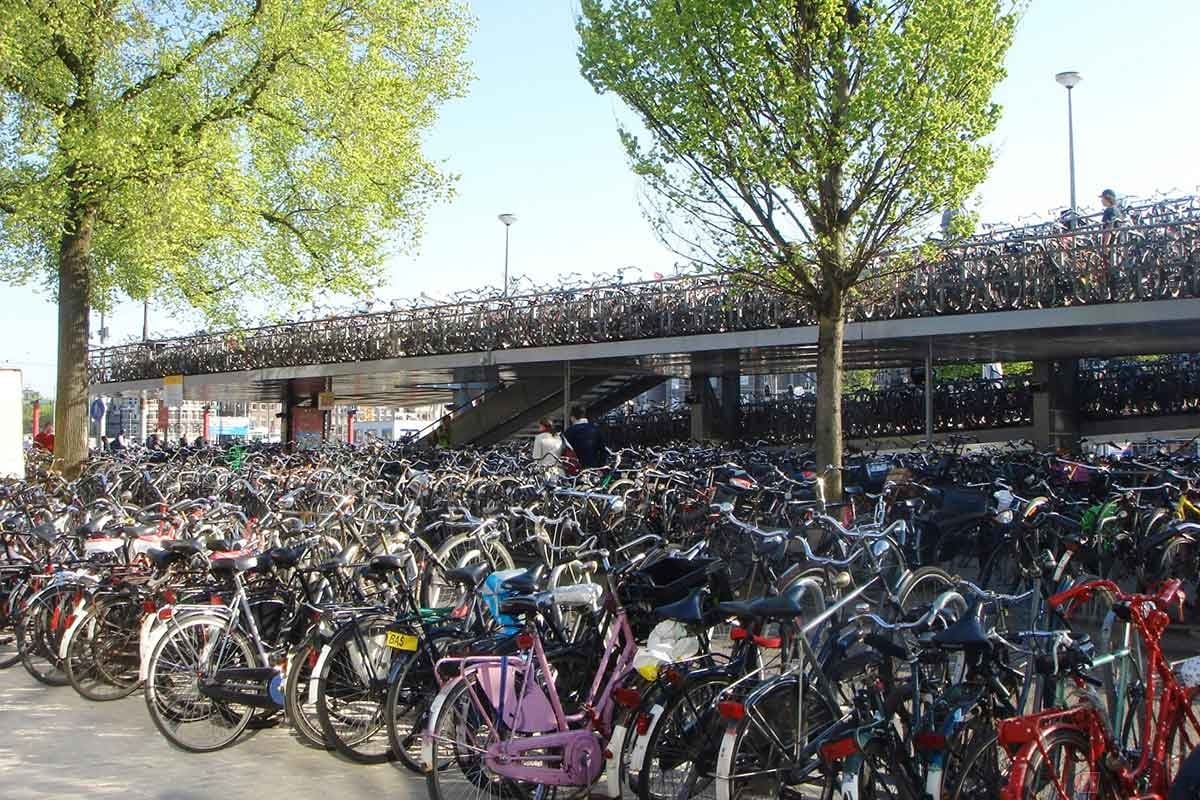 オランダ「アムステルダム中央駅」の駐輪場