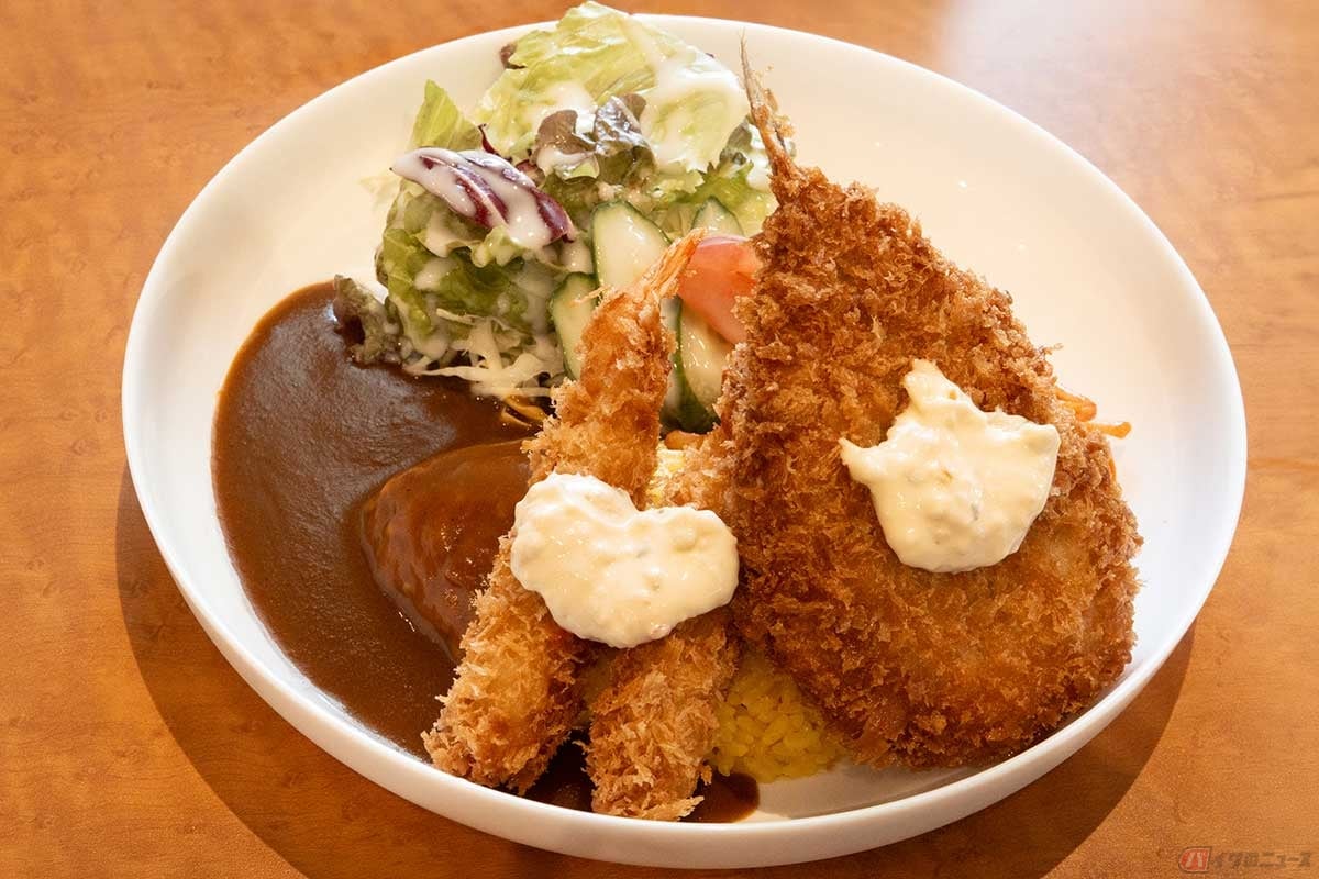 「長崎内外倶楽部レストラン」の「長崎県産アジフライのトルコライス」は、トンカツの代わりにアジフライとエビフライが乗ったトルコライス