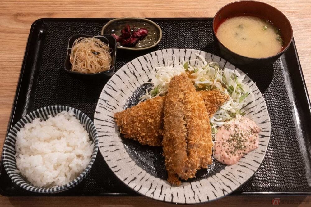 長崎の新名所!? 「長崎スタジアムシティ」のフードホールにある『磯祿』で“マッチョ”な鯵を堪能!! 美味しいアジフライを求めて走る旅のサムネイル画像