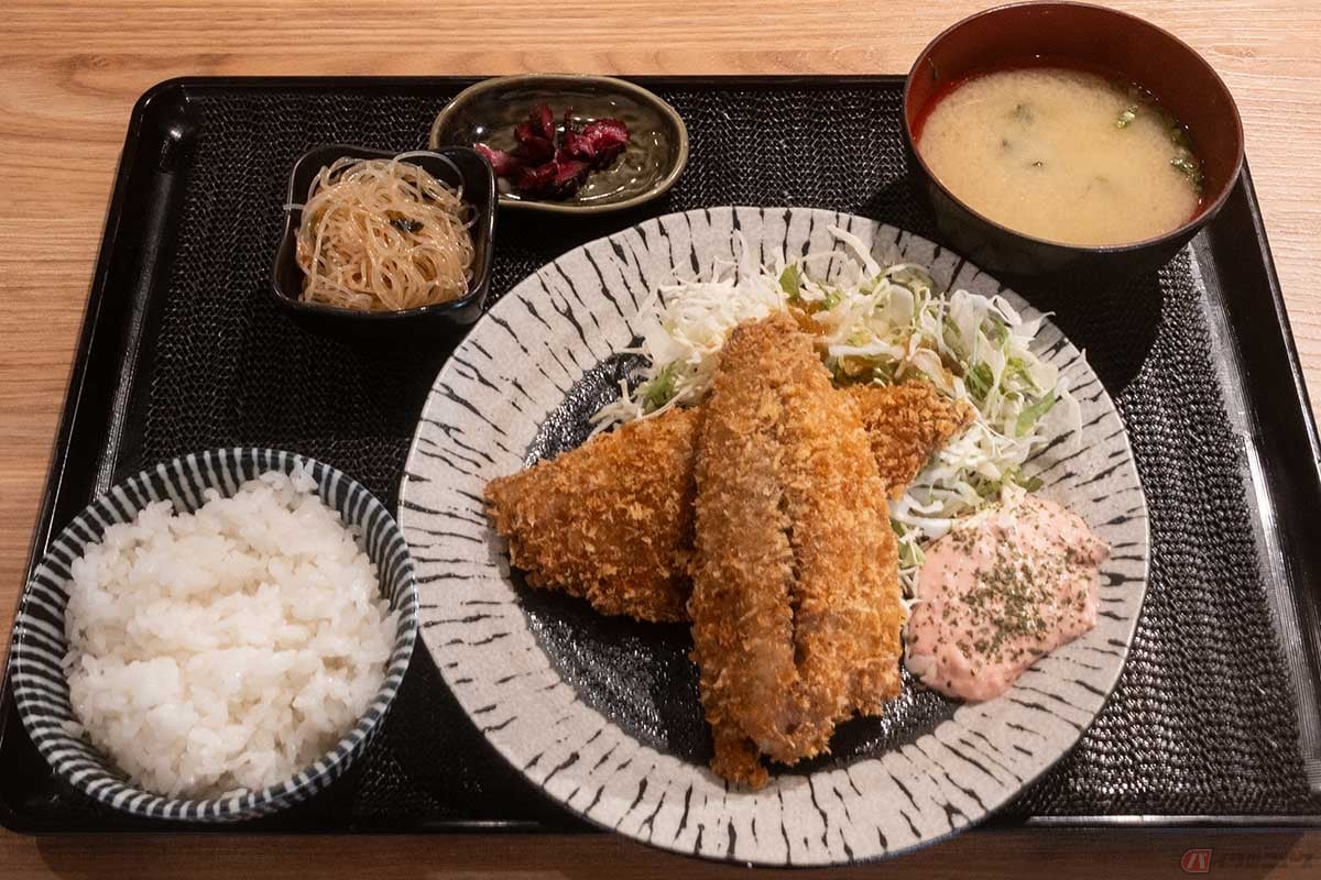 「磯祿」の「至高のアジフライ定食」は五島沖で獲れた鯵を使用。かなり大きめのアジフライ