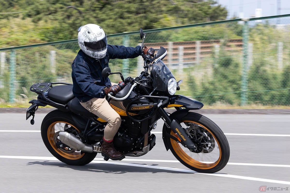 ロイヤルエンフィールド「ヒマラヤ450」に乗る高梨はづきさん