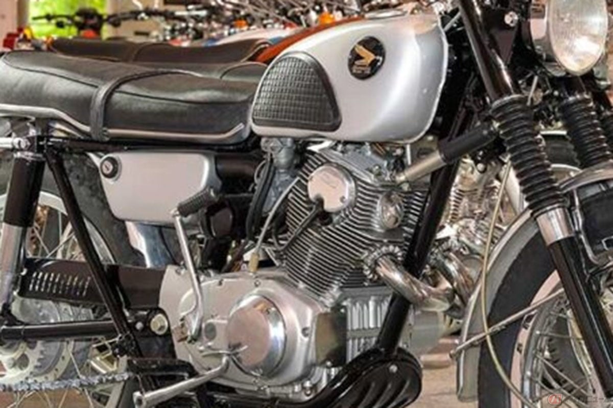 エンジン前方にシングルクレードルパイプが回り込むバックボーン式のフレームを採用するホンダ「DREAM CL72 SCRAMBLER」