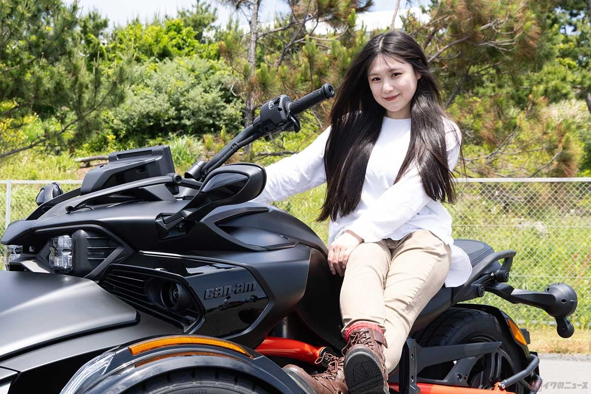 Can-Am「Spyder F3-S」（2026年モデル）と、バイク女子の高梨はづきさん