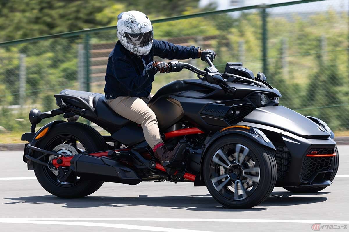 Can-Am「Spyder F3-S」（2026年モデル）に試乗する、バイク女子の高梨はづきさん。バイクと違って曲がるときは車体が傾かず、自分の身体を支えながら腕の力でハンドルを操作する
