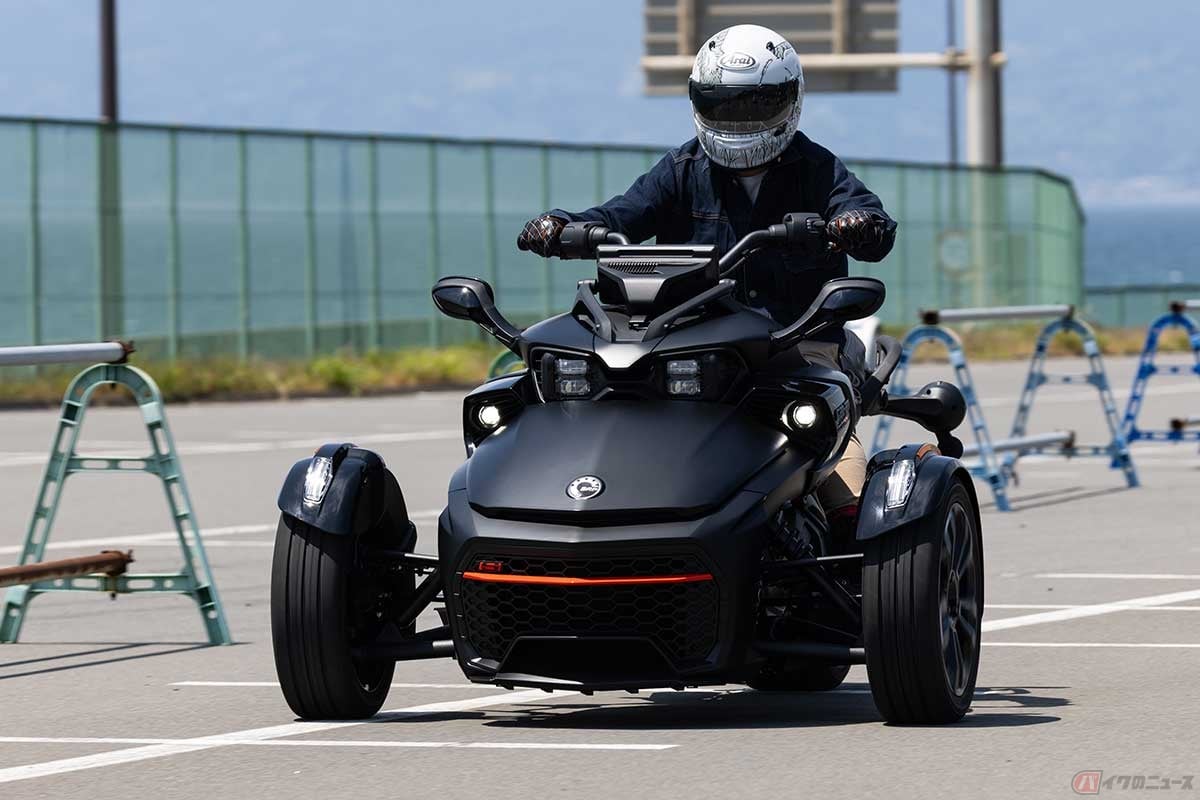 Can-Am「Spyder F3-S」（2026年モデル）に試乗する、バイク女子の高梨はづきさん。
