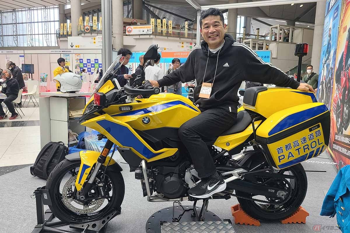 首都高バイク隊の黄バイ隊と筆者(近藤スパ太郎)。クロスオーバースポーツのBMW Motorrad「F900XR」がベース。スリムな車体設計で足つき性に優れる