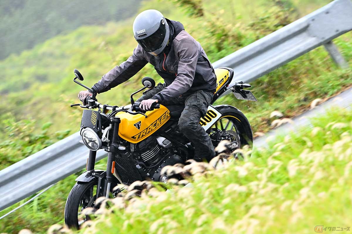 ライディングポジションなどベースとなる「Speed 400」とは異なる設定で乗り味はまったくのベツモノ