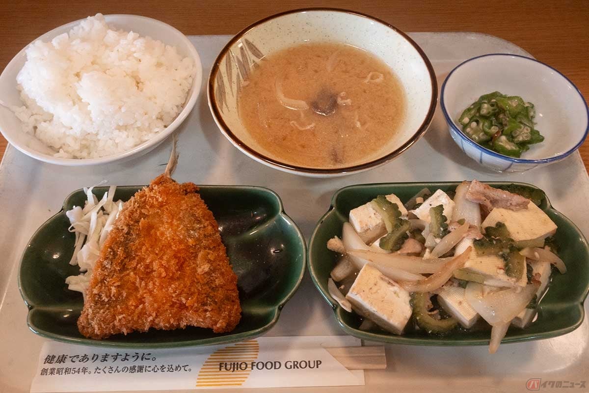 「奈良針テラス食堂」でチョイスした昼ごはんは、アジフライ、ゴーヤチャンプル、おくらのおかか和え、ご飯大盛りと豚汁