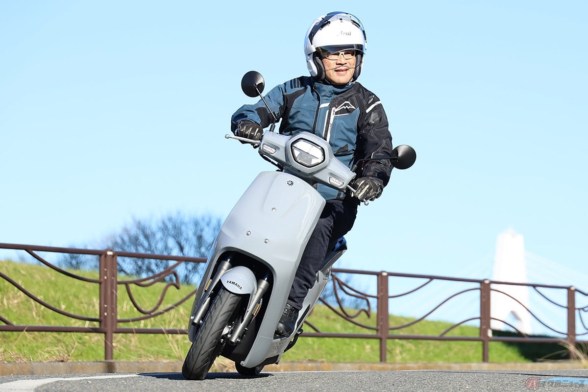 ヤマハ「JOG E」に乗る筆者（近藤スパ太郎）。低速時に最大トルクを発揮し、ブレーキ性能、走行安定性など、トータルバランスがとても高い車両です（写真：高橋進）