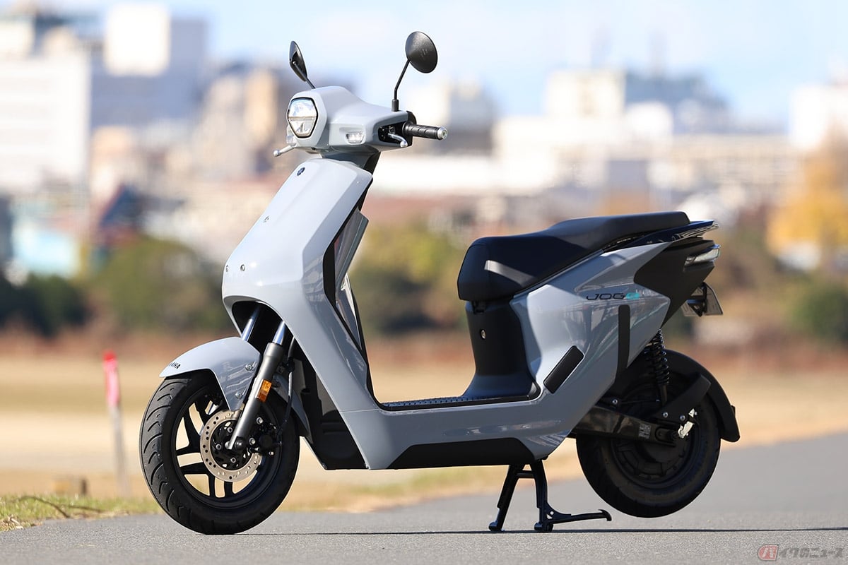 ヤマハの電動スクーターJOG E。フロント12インチ、リア10インチのホイールを採用し、走行音はほぼ無音で、EVならではの滑らかで快適な走りを楽しめます