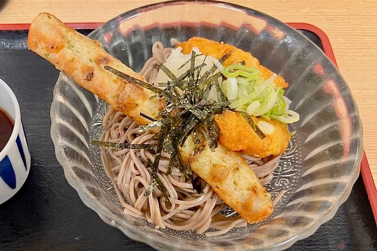 東名「港北PA」(上り)の期間限定メニュー「冷やし天ぷらそば」(880円)を実食。2024年の夏以来、久しぶりに味わった夏にぴったりのメニュー。価格は2024年の790円から880円へ上がったが、満足感は変わらない