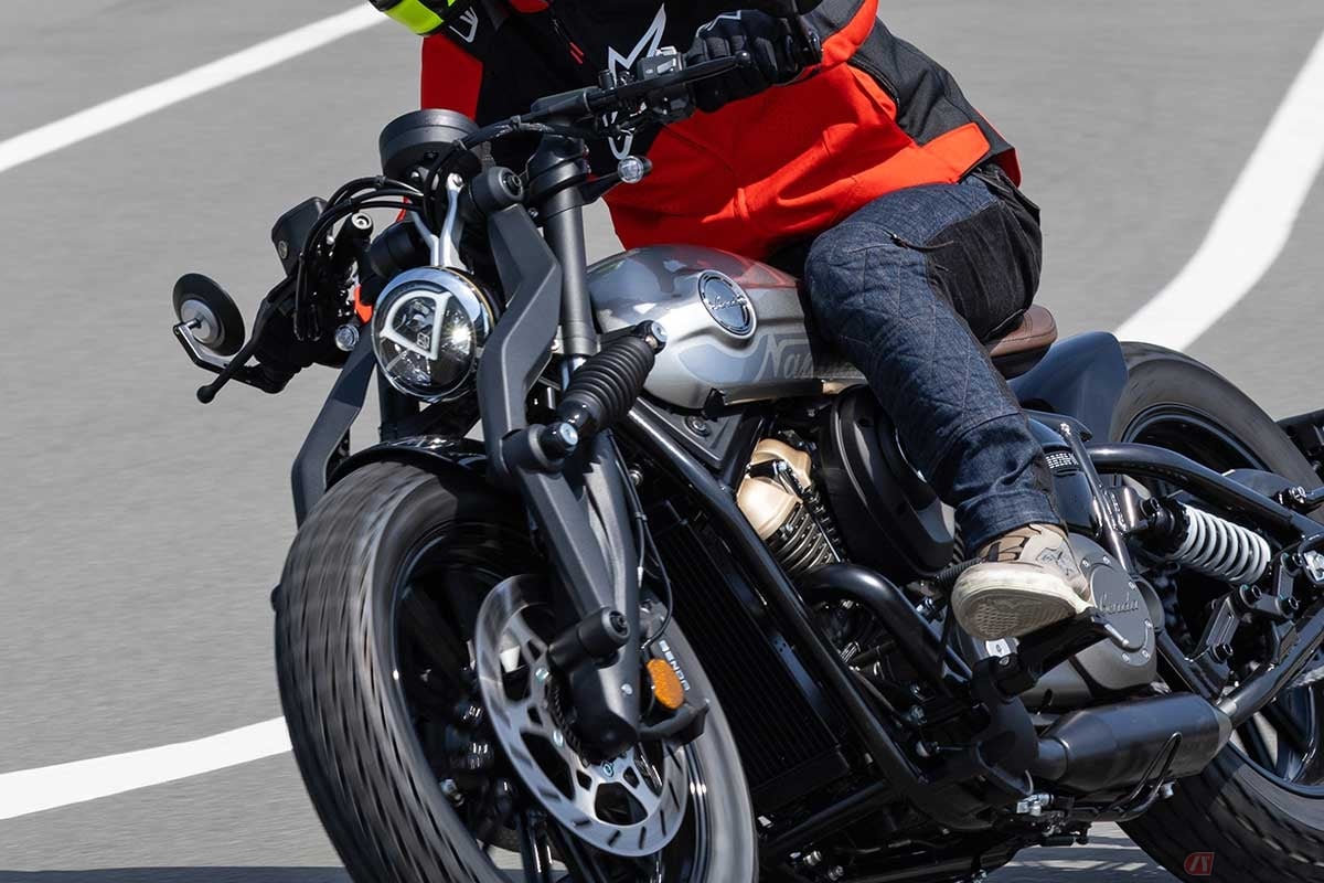 BENDA「NAPOLEON BOB 250」に試乗する筆者（青木タカオ）