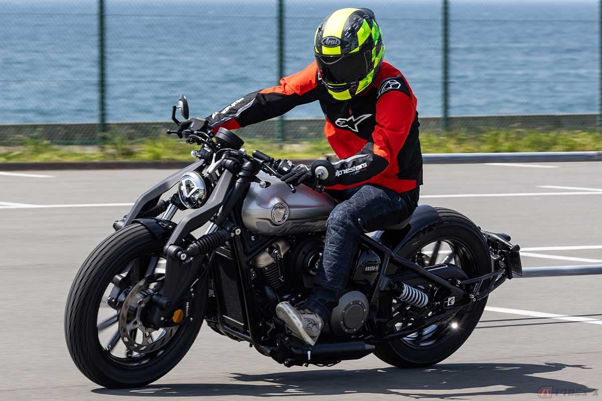 セパレートハンドルを採用した独特のライディングポジション。250ccクラスながらVツインらしい鼓動感とキレのある低音が楽しめる