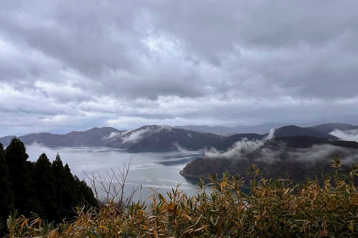ようやく辿り着いた山頂部の「賤ヶ岳砦跡」では、冷たい空気を吸いながら余呉湖を望み、解説板に目を通した