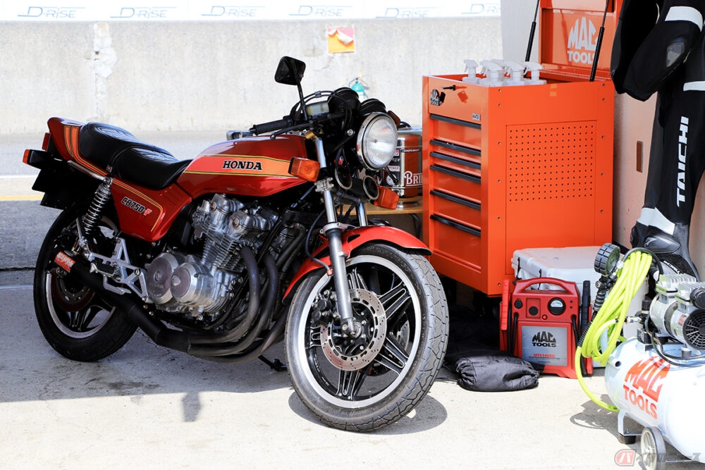 バイク王が新CMを公開！ サーキットをあえて「走らせない」制作舞台裏
