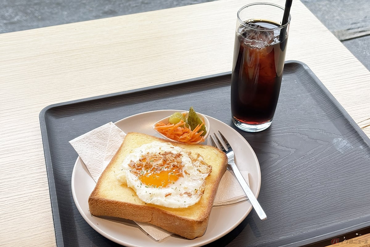 とある日、注文したのはモーニングの「トースト＆目玉焼き」（ドリンク付き・税込み550円）。タイヤ交換を待つ間に、充実した朝のひとときを過ごせた