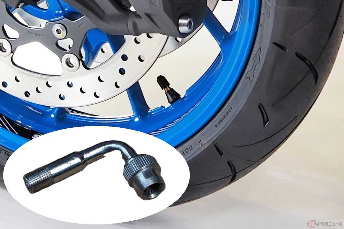 従来からのストレート型のエアバルブだと、ガソリンスタンドの空気入れが使いにくい場合が多い。そんな時は「L字型エクステンション」が便利。バイク用品店などで500~1000円ほどで購入できる