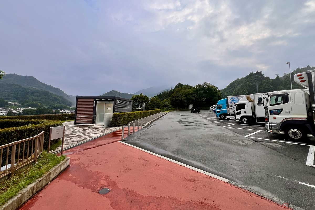 訪れた時は2輪専用の駐車スペースを確認できなかったが、大型連休期間などに臨時スペースが設けられることもある