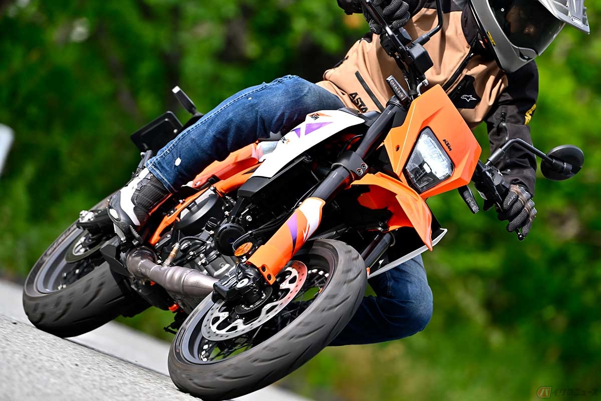 KTM「390 SMC R」に試乗する筆者（中村友彦）