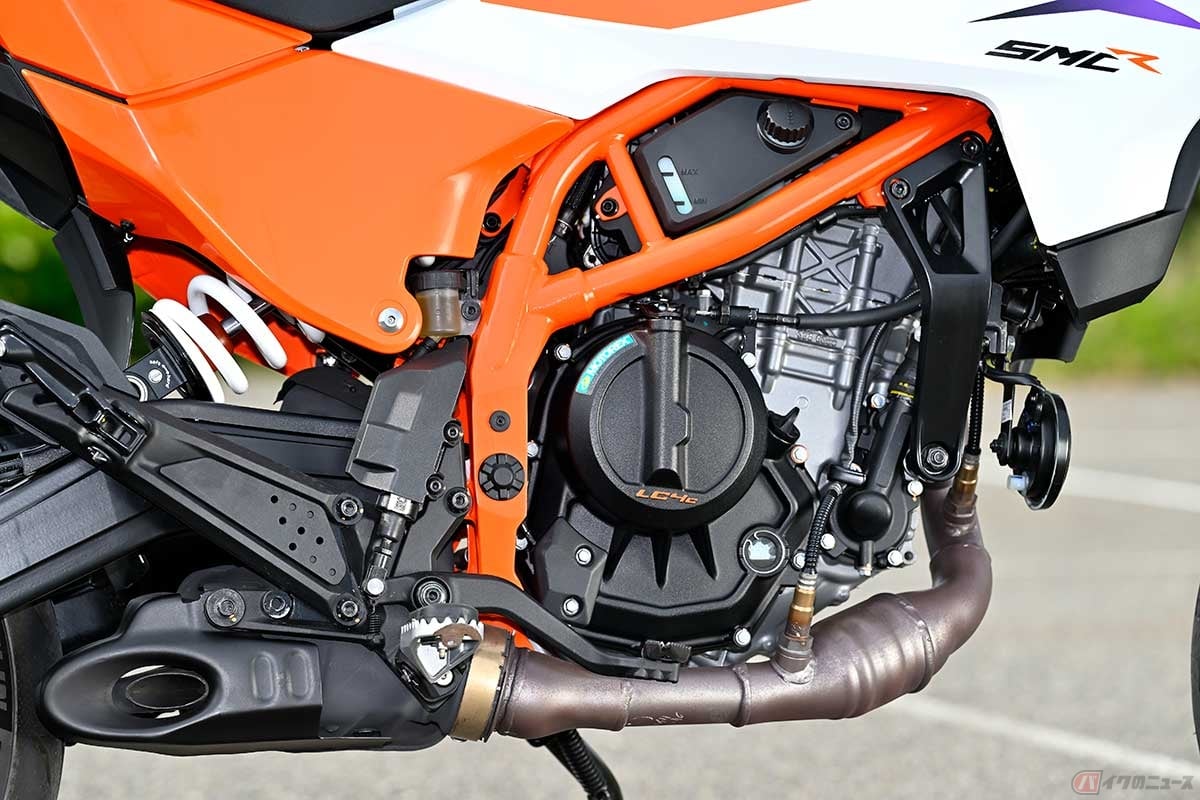 排気量398.7ccの水冷単気筒エンジンをスチール製トレリスフレームに搭載し、「390」シリーズとして多くの兄弟モデルを展開している。ベースは「390 DUKE」