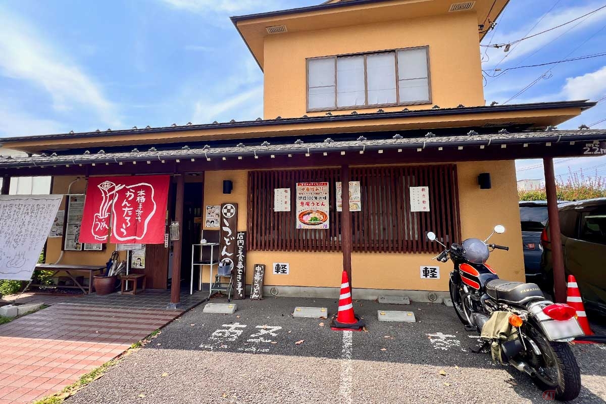 11時の開店に合わせてバイクで訪問。ほどなく次々と客が訪れ、その人気ぶりがうかがえる