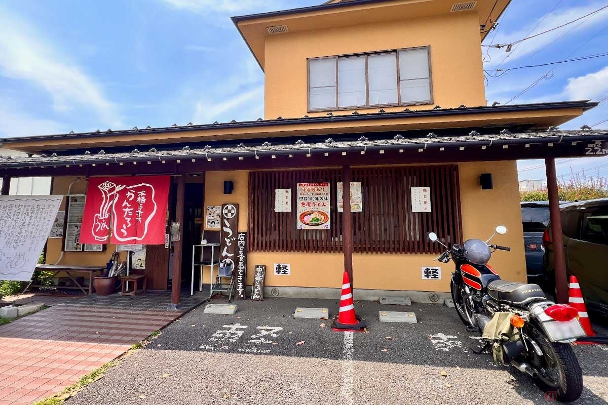 11時の開店に合わせてバイクで訪問。ほどなく次々と客が訪れ、その人気ぶりがうかがえる