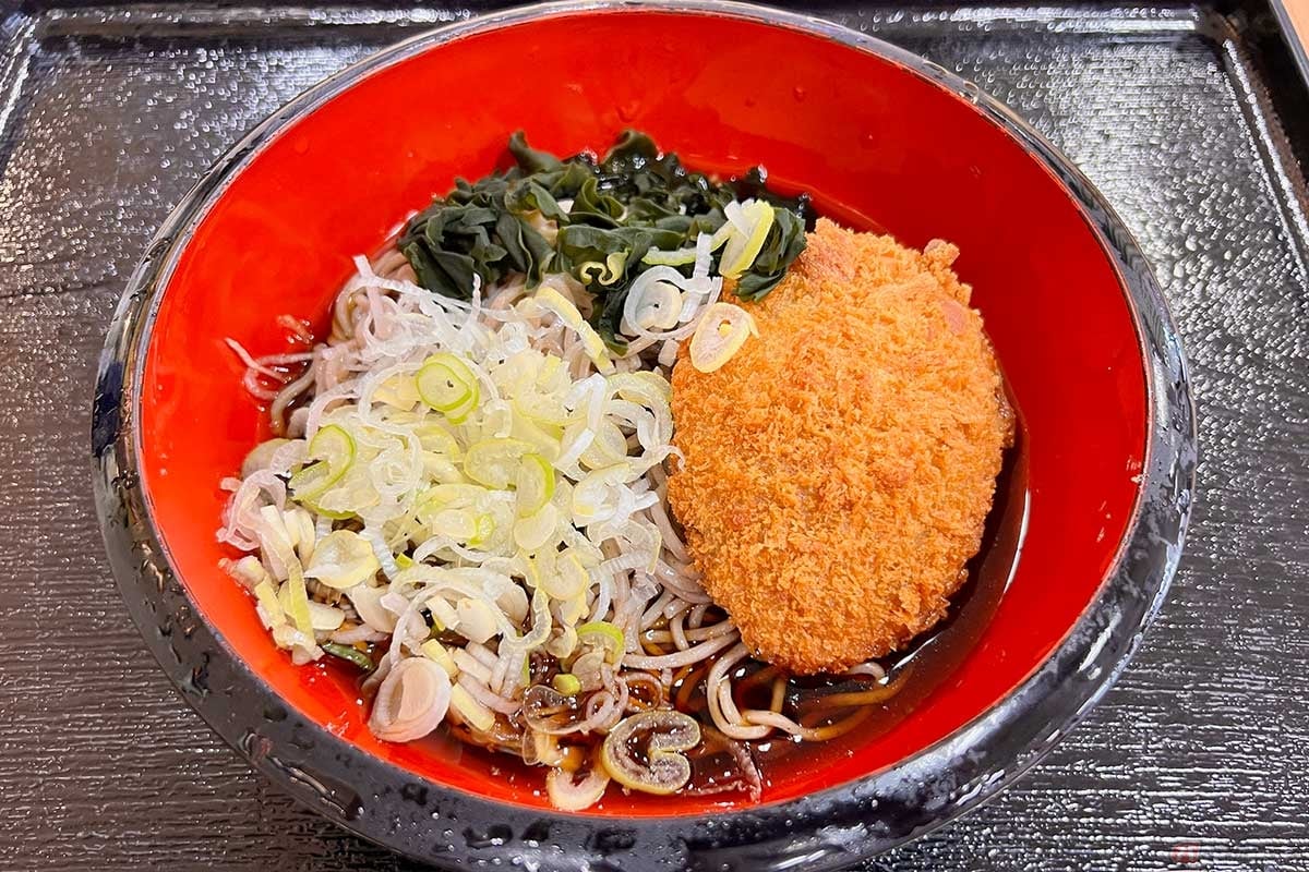 首都高「大黒PA」のフードコートで、朝食に「そば 大黒庵」の「冷やかけコロッケそば」(800円)を実食。大きく厚みのあるコロッケの存在感たるや。刻みネギとワカメもたっぷり入っている
