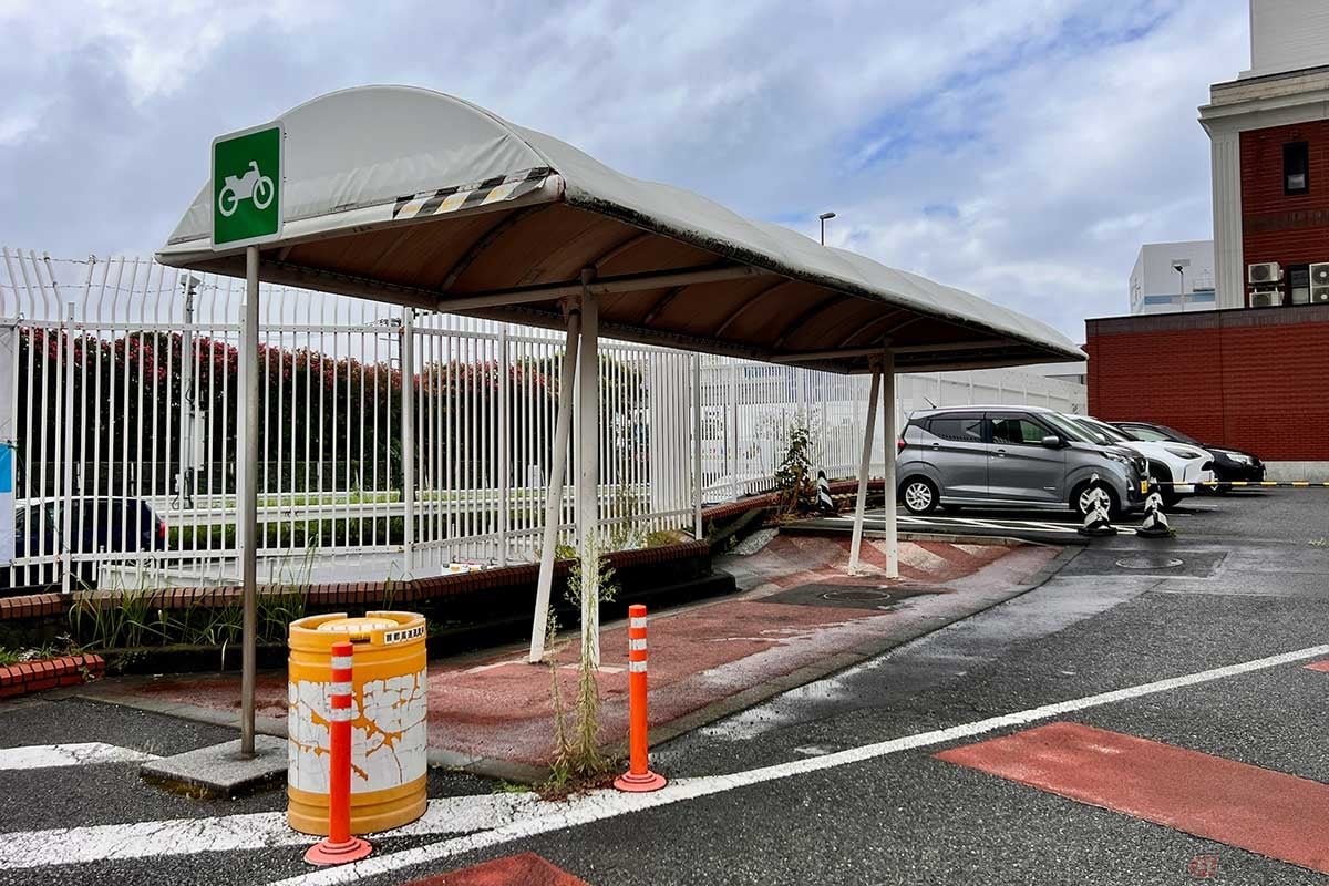 屋根が設置された2輪専用の駐輪スペースも確保されているが、地面には勾配があるので取り回しや停める向きには注意が必要